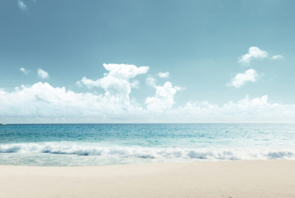 Una playa con olas rompiendo en la arena u97884p 600x402 - Una playa con olas rompiendo en la arena