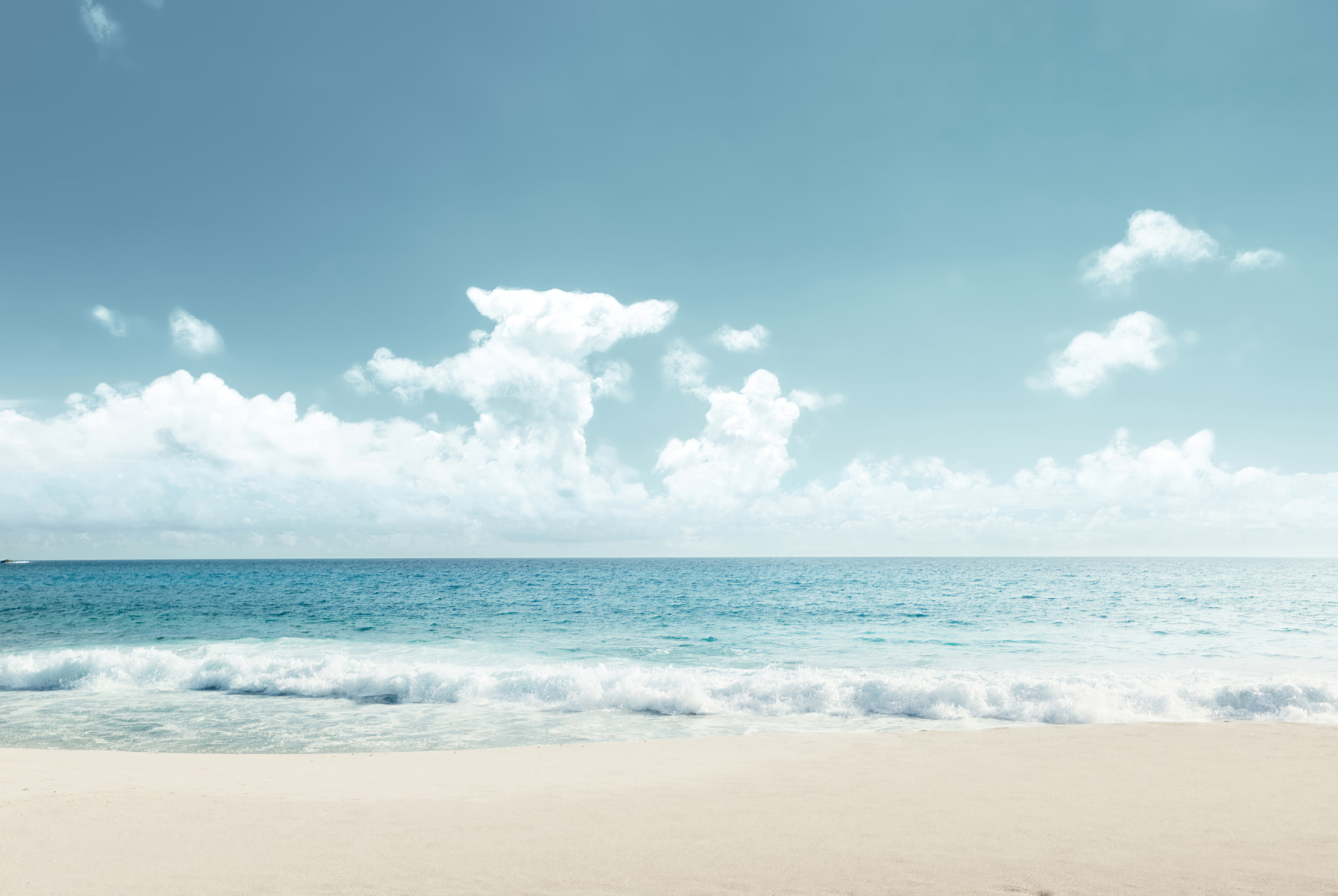 Una playa con olas rompiendo en la arena u97884p - Una playa con olas rompiendo en la arena