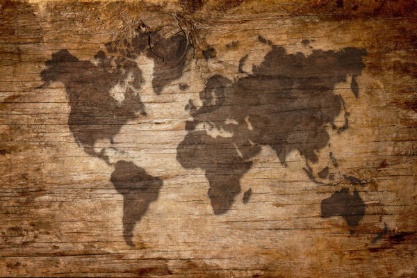 Mapa del mundo sobre una superficie de madera Mapa del mundo sobre una superficie de madera