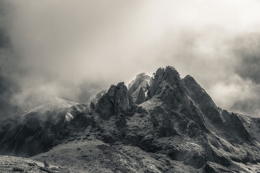 Montaña con niebla y nubes