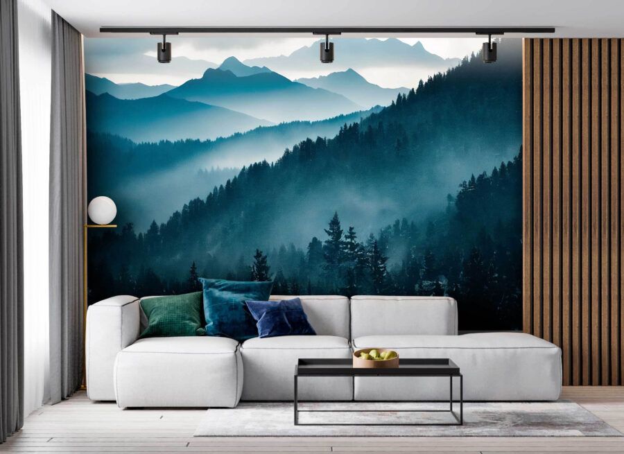 Cordillera con árboles y niebla