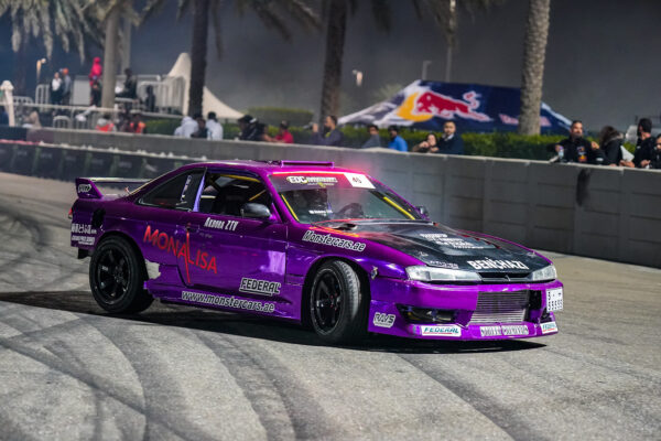 Coche morado en una pista Coche morado en una pista