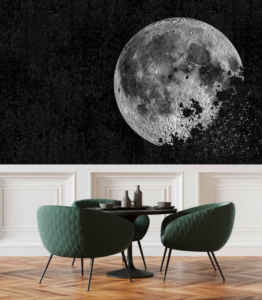 Luna misteriosa en un cielo oscuro.