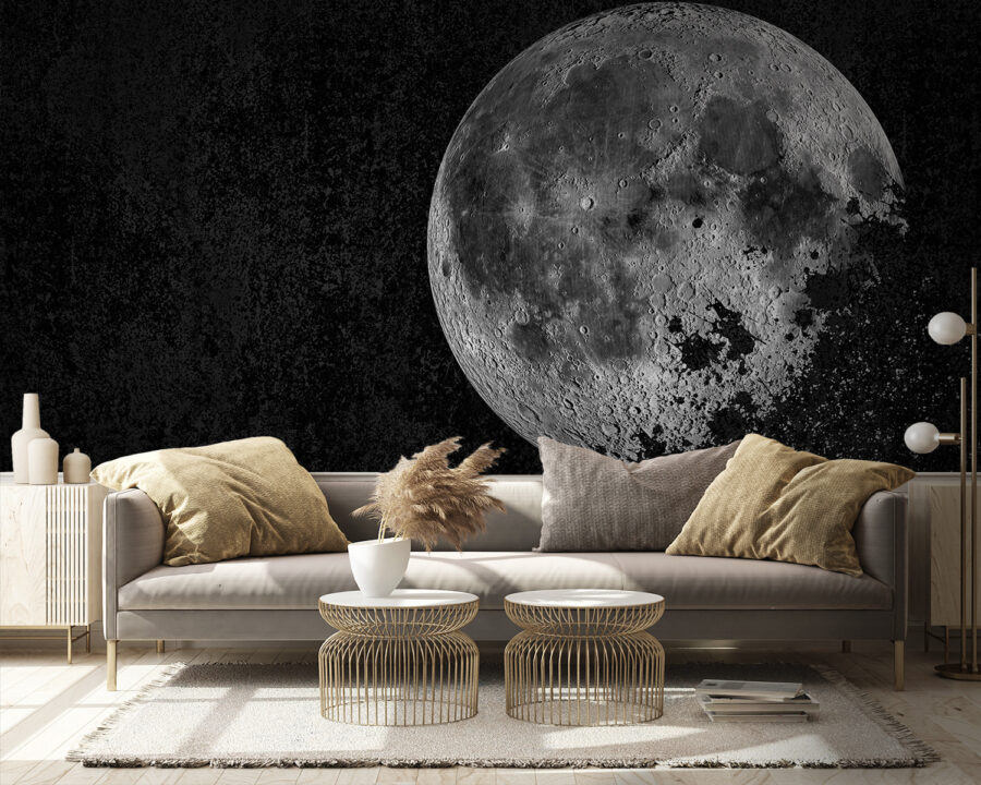 Luna misteriosa en un cielo oscuro.