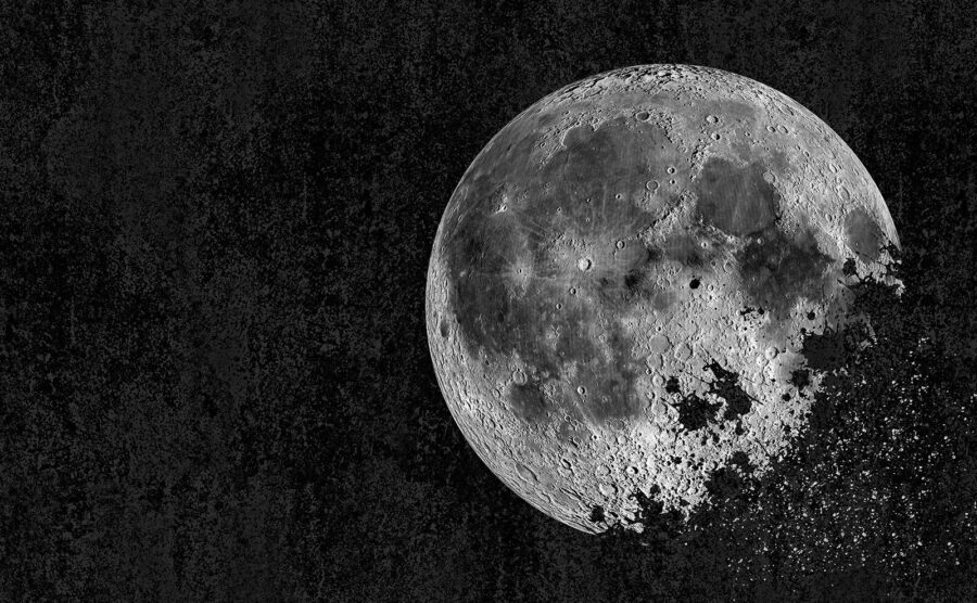 Luna misteriosa en un cielo oscuro.