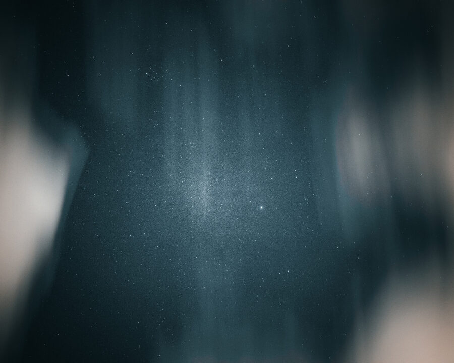 Un cielo oscuro con estrellas