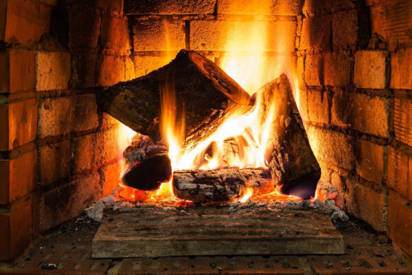 Fuego en una chimenea Fuego en una chimenea