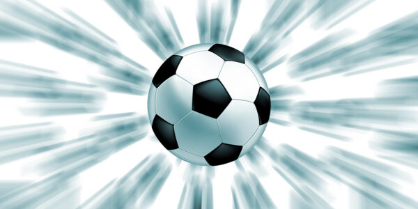 Balón de fútbol volando en el aire Balón de fútbol volando en el aire