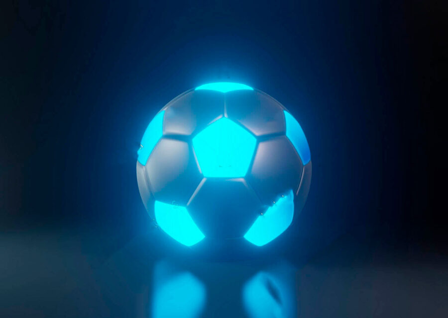 Balón de fútbol con luces azules