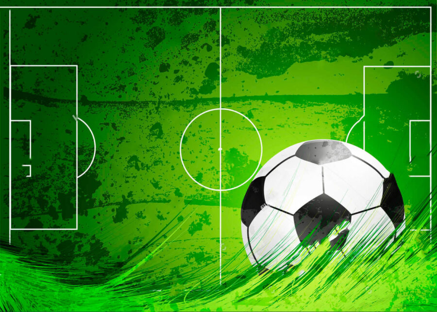 Balón de fútbol en un campo verde