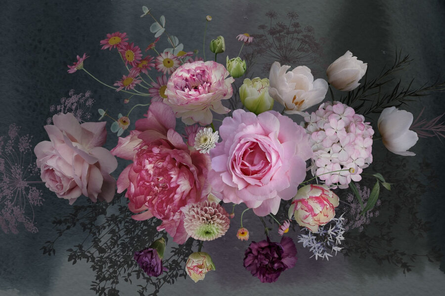 Ramo de flores sobre fondo negro