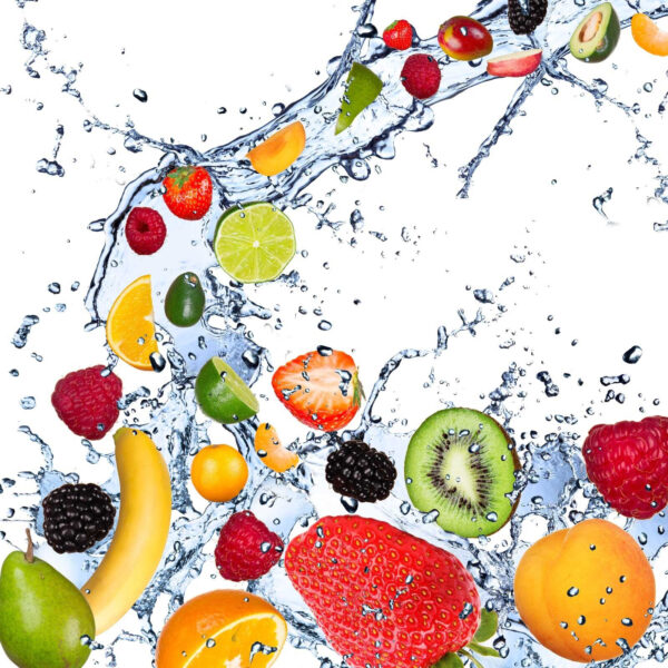 Salpicaduras de fruta en el agua Salpicaduras de fruta en el agua