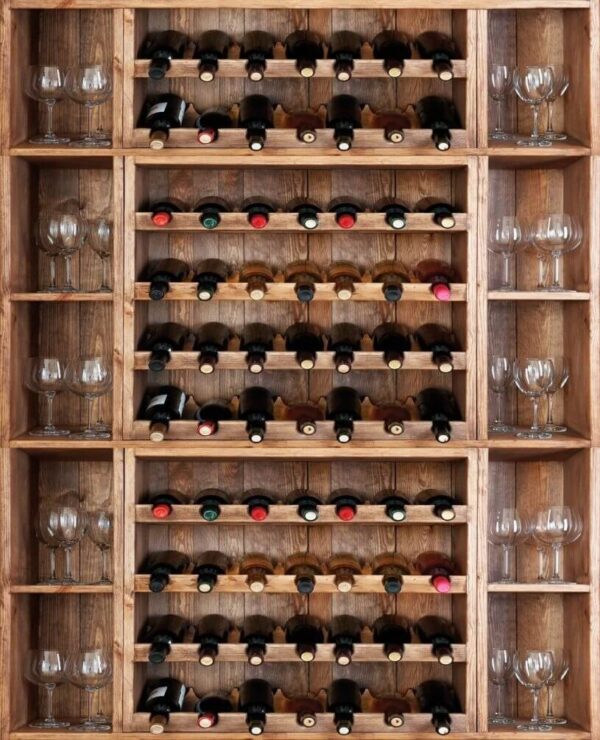 Botellas de vino y copas en una estantería Botellas de vino y copas en una estantería
