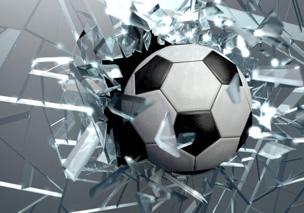 Balón de fútbol que atraviesa un cristal Balón de fútbol que atraviesa un cristal