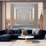 Fotomurales Larga pasarela con pilares y una ciudad al fondo