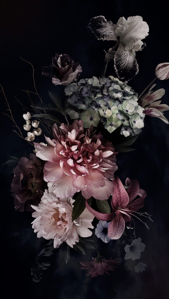 Elegante arreglo de flores oscuras Elegante arreglo de flores oscuras
