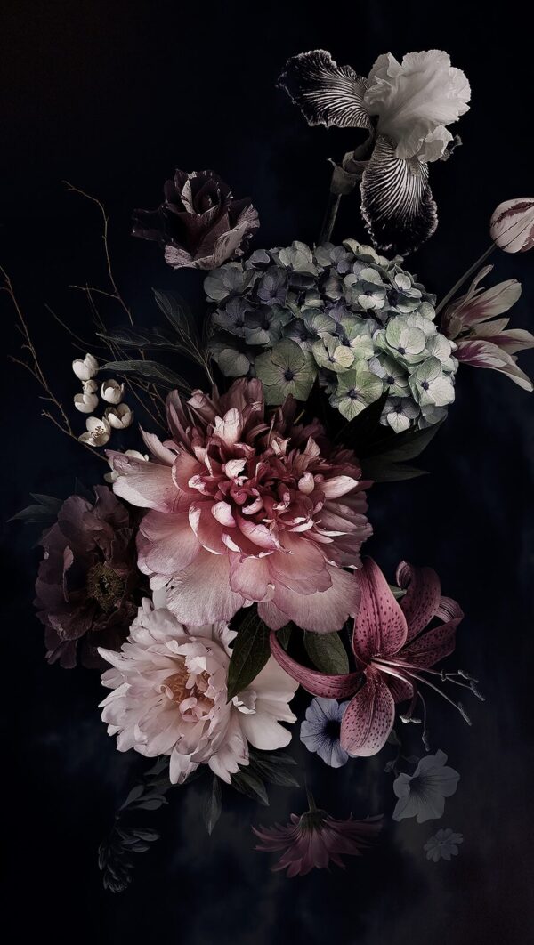Elegante arreglo de flores oscuras Elegante arreglo de flores oscuras