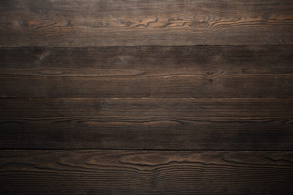 Superficie de madera oscura con algunas grietas Superficie de madera oscura con algunas grietas