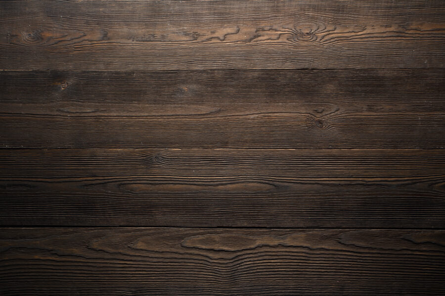 Superficie de madera oscura con algunas grietas