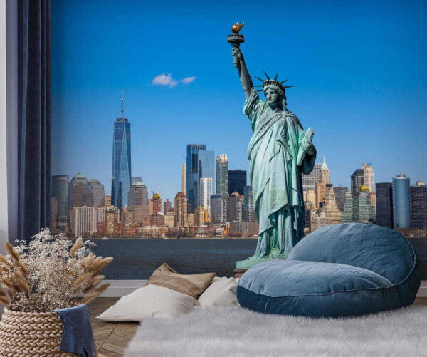 Estatua de la libertad con una ciudad al fondo Estatua de la libertad con una ciudad al fondo