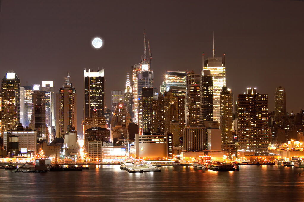 El horizonte de la ciudad de noche con la luna en el cielo El horizonte de la ciudad de noche con la luna en el cielo