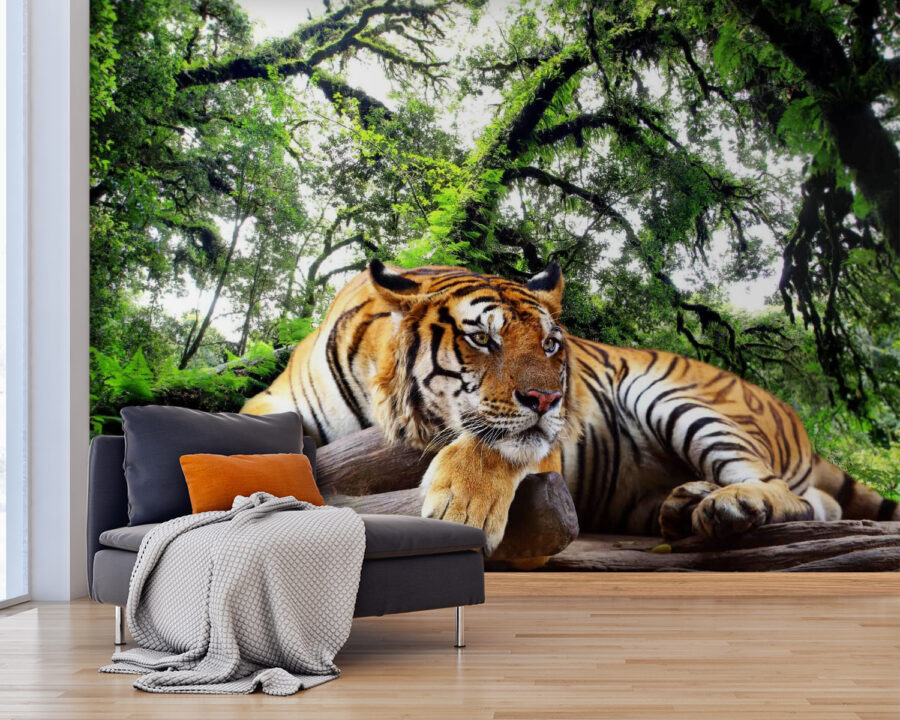 Tigre tumbado en un tronco