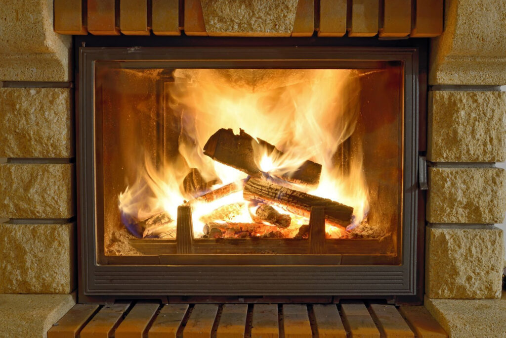 Fuego en una chimenea Fuego en una chimenea