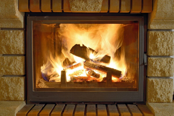 Fuego en una chimenea Fuego en una chimenea