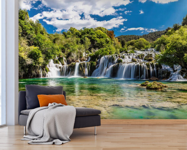 El Parque Nacional de Krka rodeado de árboles y un cielo azul El Parque Nacional de Krka rodeado de árboles y un cielo azul