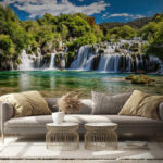 Fotomurales El Parque Nacional de Krka rodeado de árboles y un cielo azul