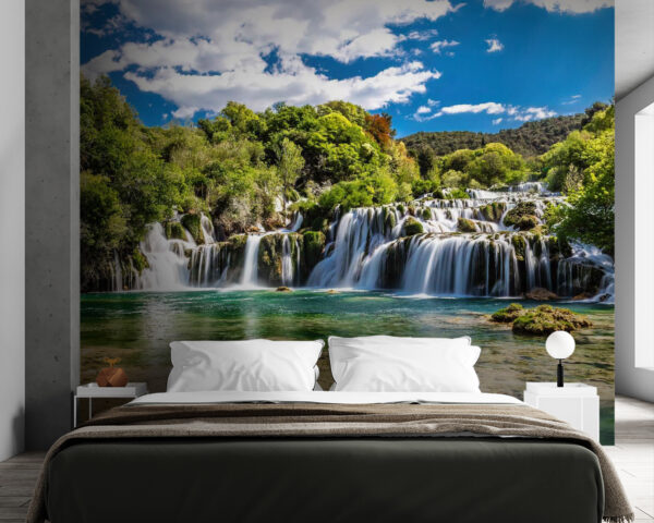 El Parque Nacional de Krka rodeado de árboles y un cielo azul El Parque Nacional de Krka rodeado de árboles y un cielo azul