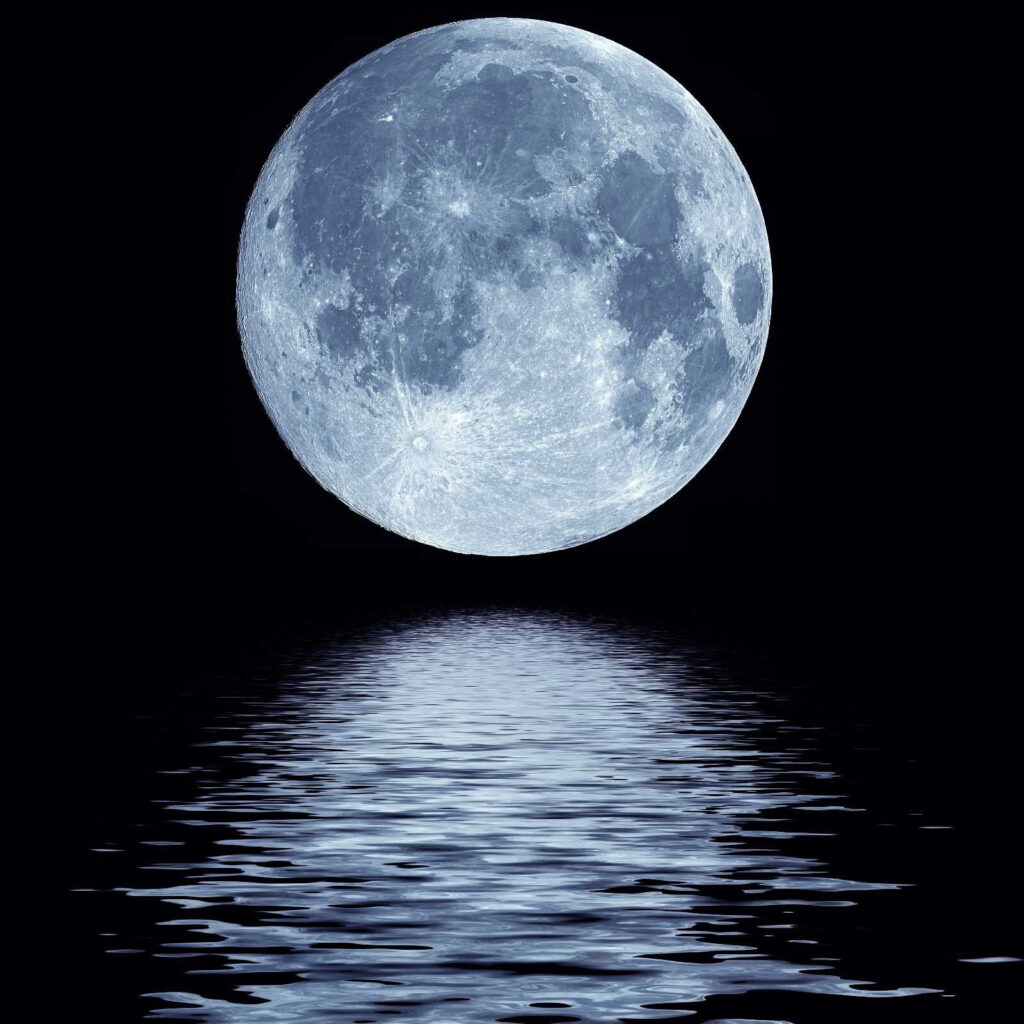Luna llena sobre el agua Luna llena sobre el agua