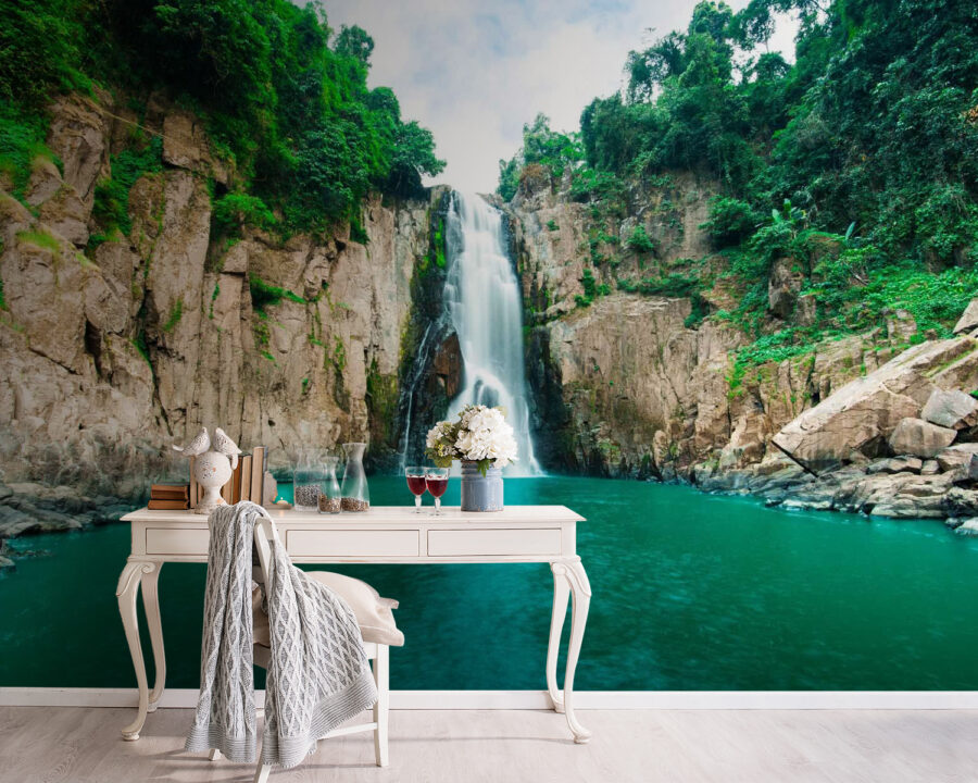 Cascada en una zona rocosa