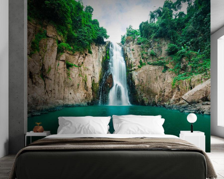 Cascada en una zona rocosa