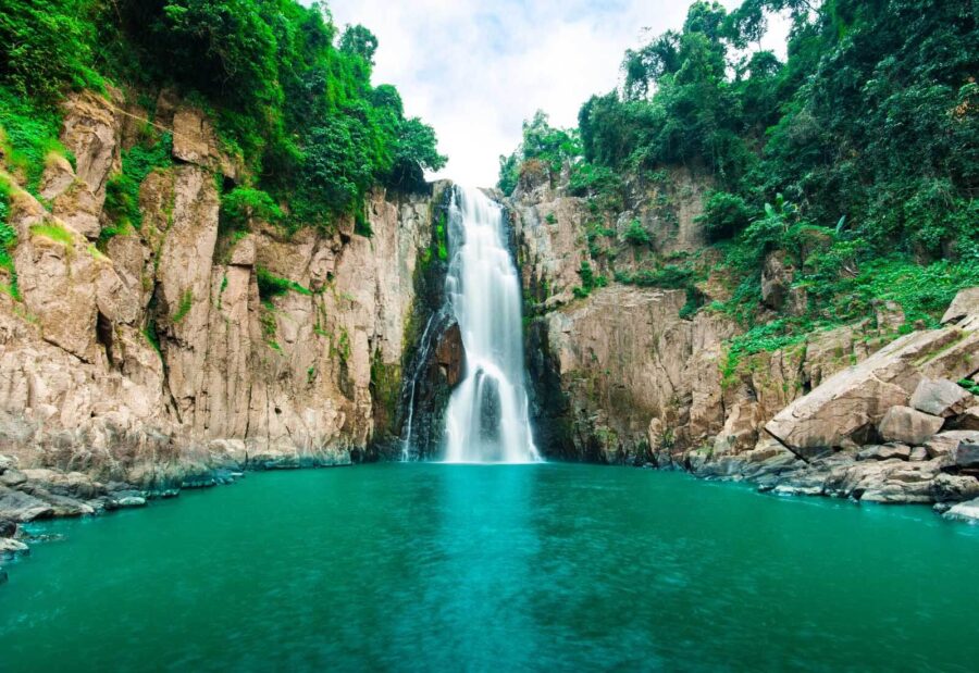 Cascada en una zona rocosa