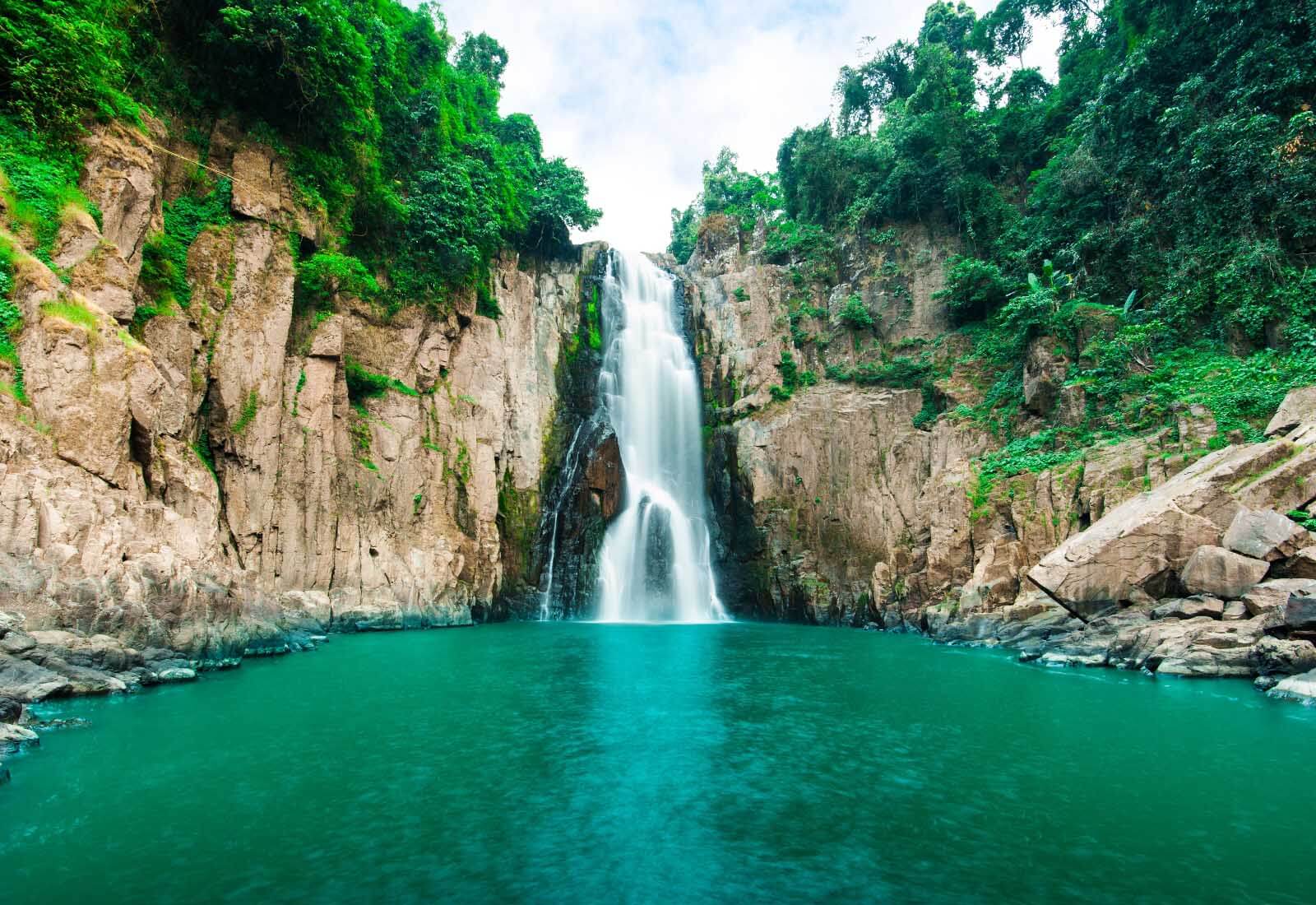 u55191p - Cascada en una zona rocosa - tegory