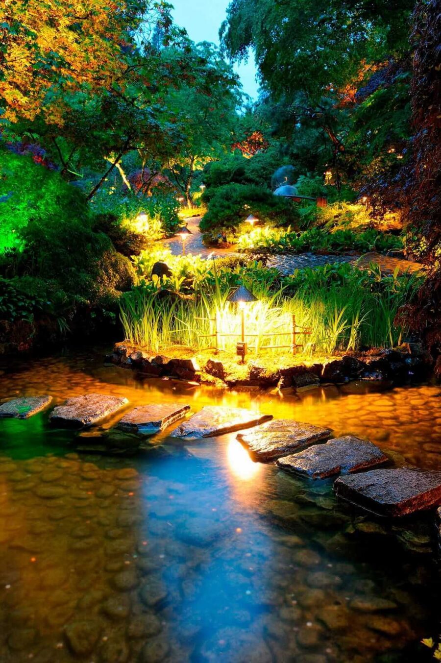 Fotomurales Camino de piedra en un estanque con luces - Imagen 5