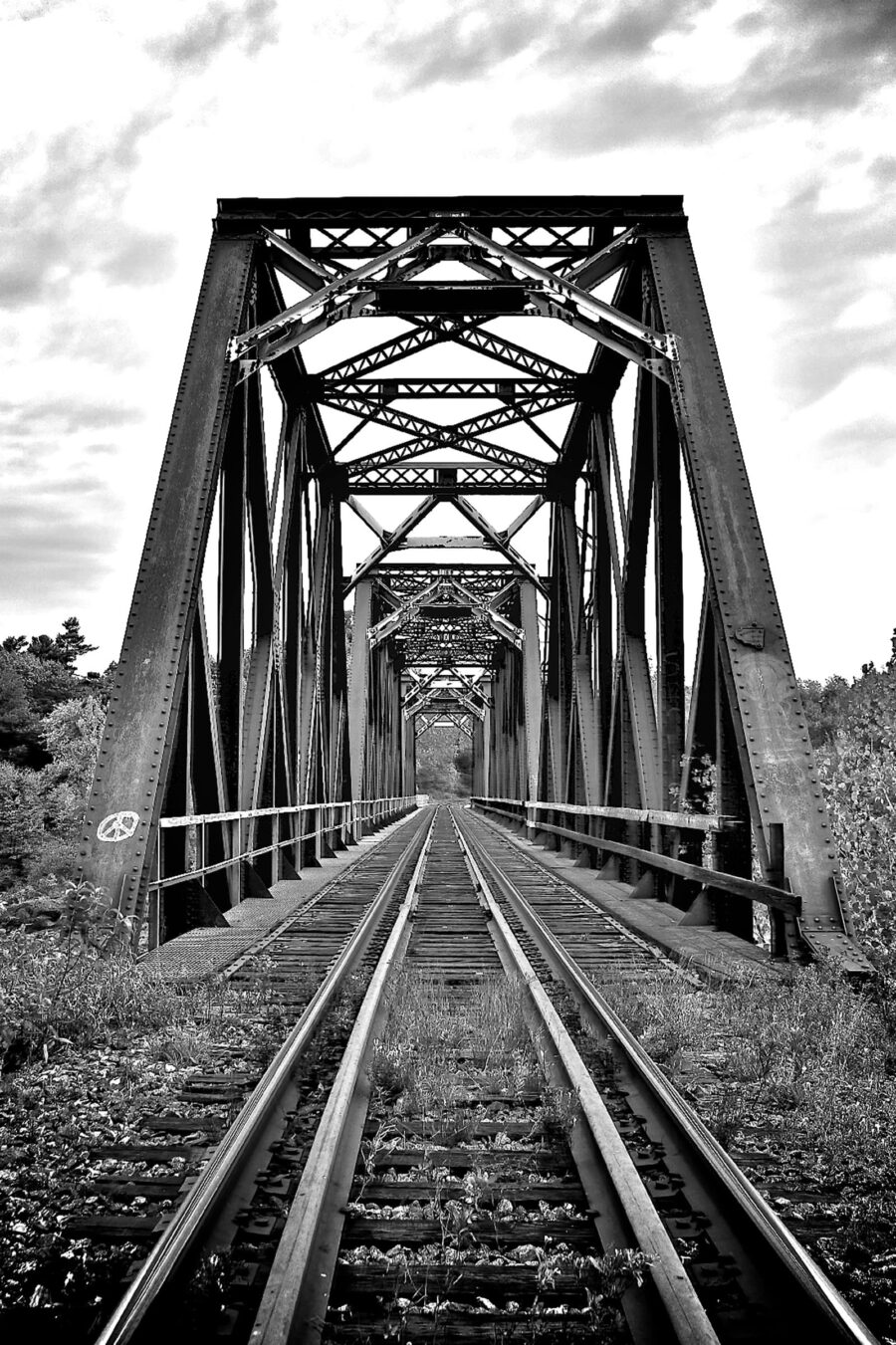 Vías del tren atravesando un puente