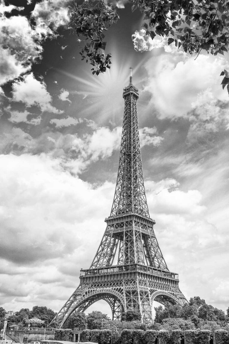Torre alta con cielo nublado