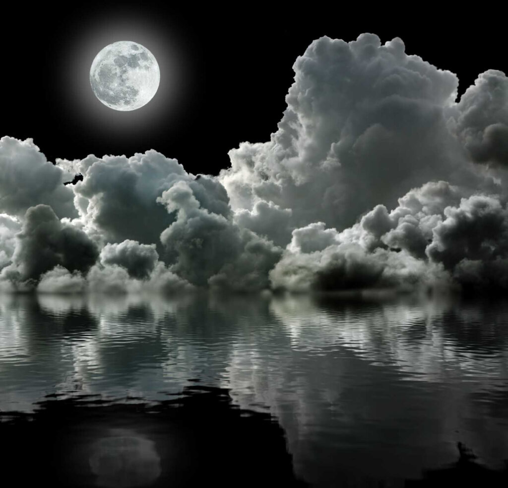 Luna sobre el agua con nubes y nubarrones Luna sobre el agua con nubes y nubarrones