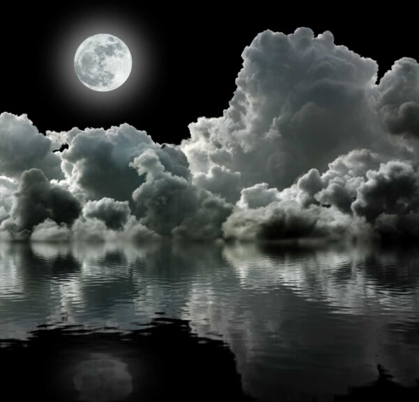 Luna sobre el agua con nubes y nubarrones Luna sobre el agua con nubes y nubarrones