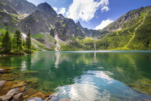 Lago rodeado de montañas Lago rodeado de montañas