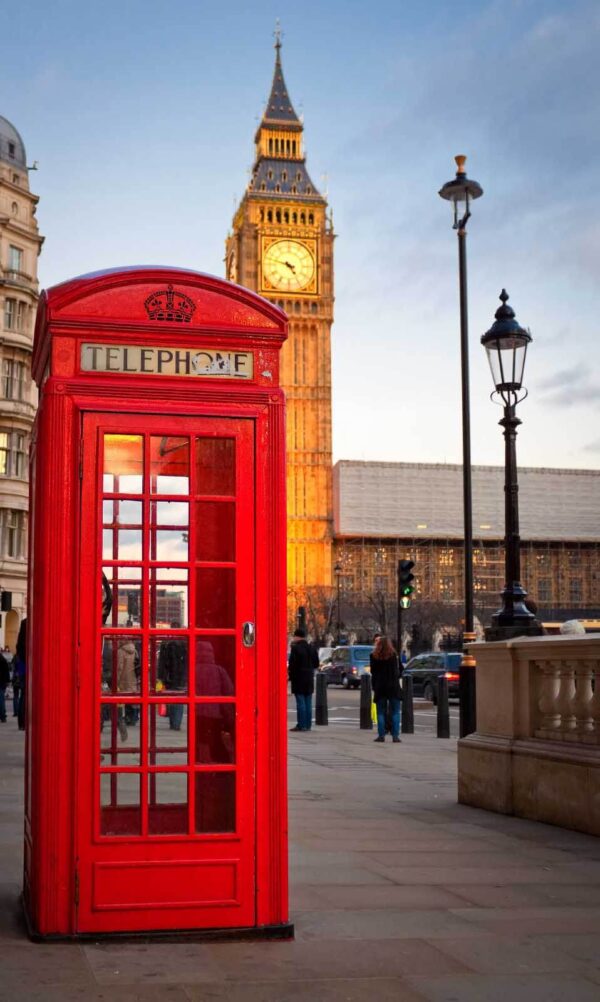 Cabina telefónica roja en una ciudad Cabina telefónica roja en una ciudad