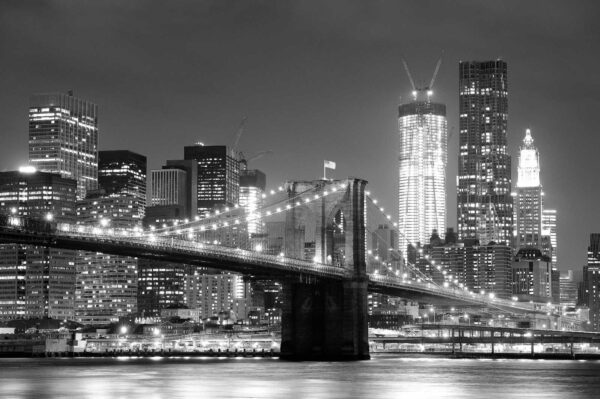 Puente sobre el agua con el perfil de la ciudad al fondo Puente sobre el agua con el perfil de la ciudad al fondo