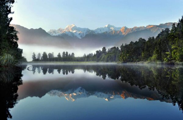 Lago con árboles y montañas al fondo Lago con árboles y montañas al fondo