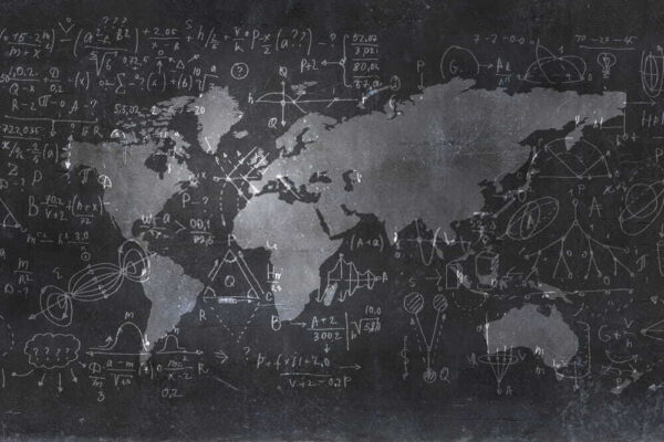 Pizarra con un mapa y ecuaciones matemáticas Pizarra con un mapa y ecuaciones matemáticas