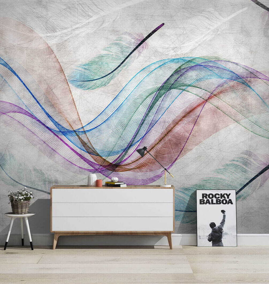 Plumas de colores sobre una superficie blanca