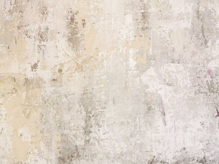 Pared blanca con arañazos y grietas