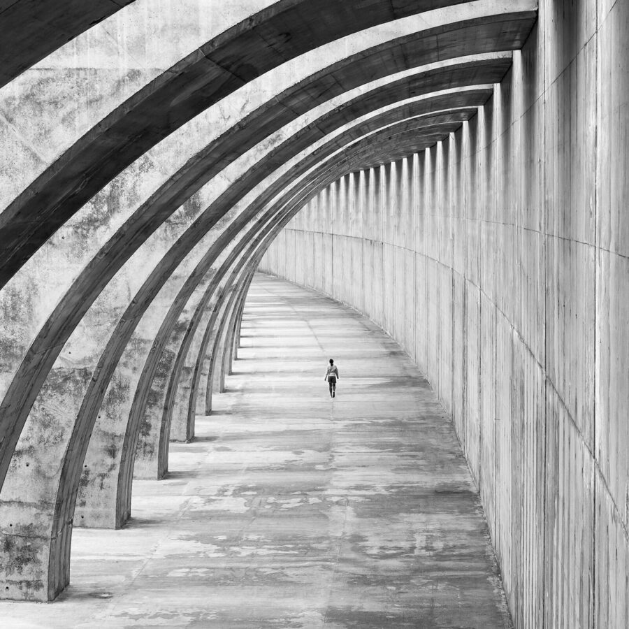 Persona corriendo en un túnel