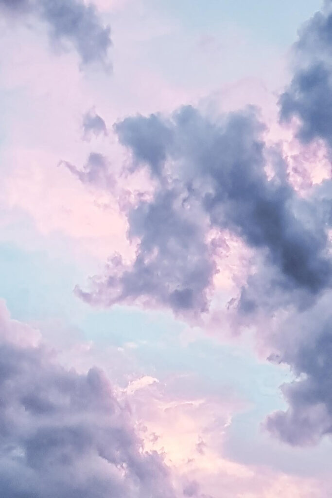 Cielo nublado con nubes rosas y azules Cielo nublado con nubes rosas y azules